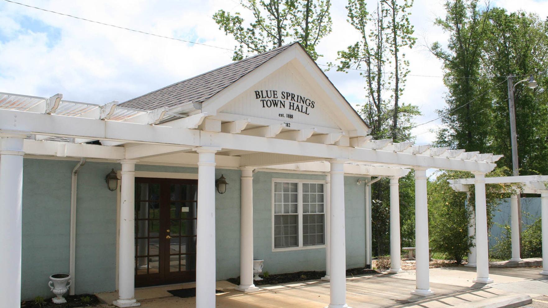 Blue Springs town hall closed to the public